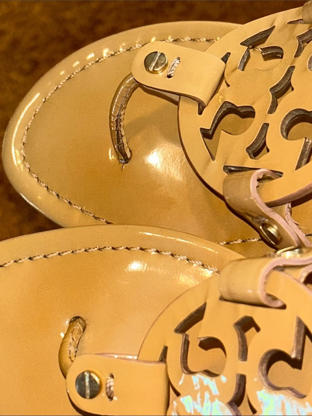 Tory Burch Patent Leather Logo Thong Sandals in Beige